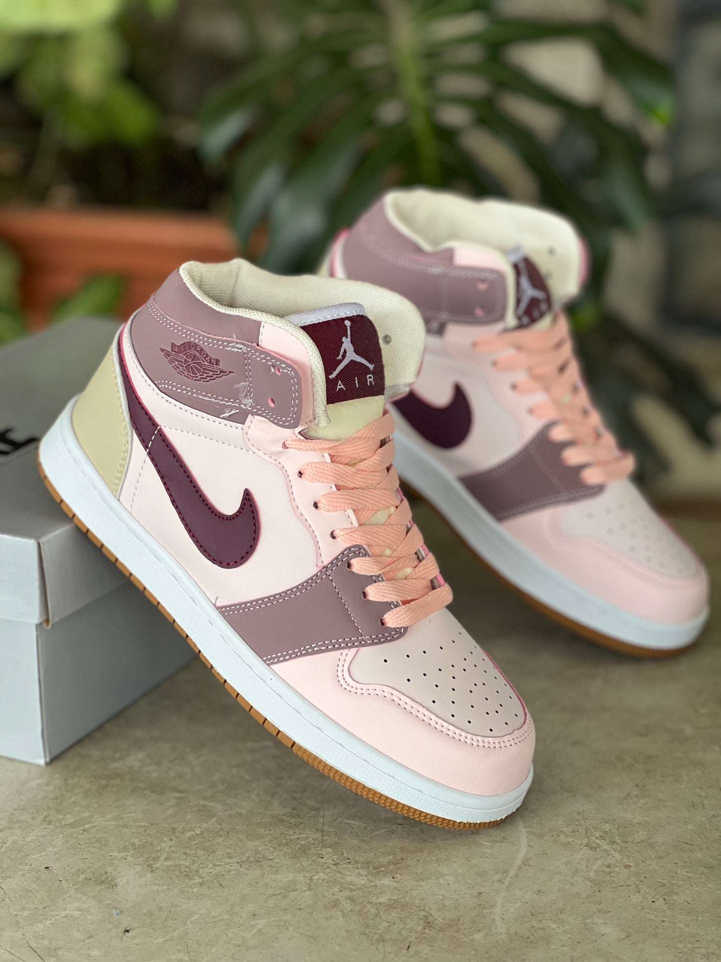 Nike Air Jordan 1 Sneakers - pink