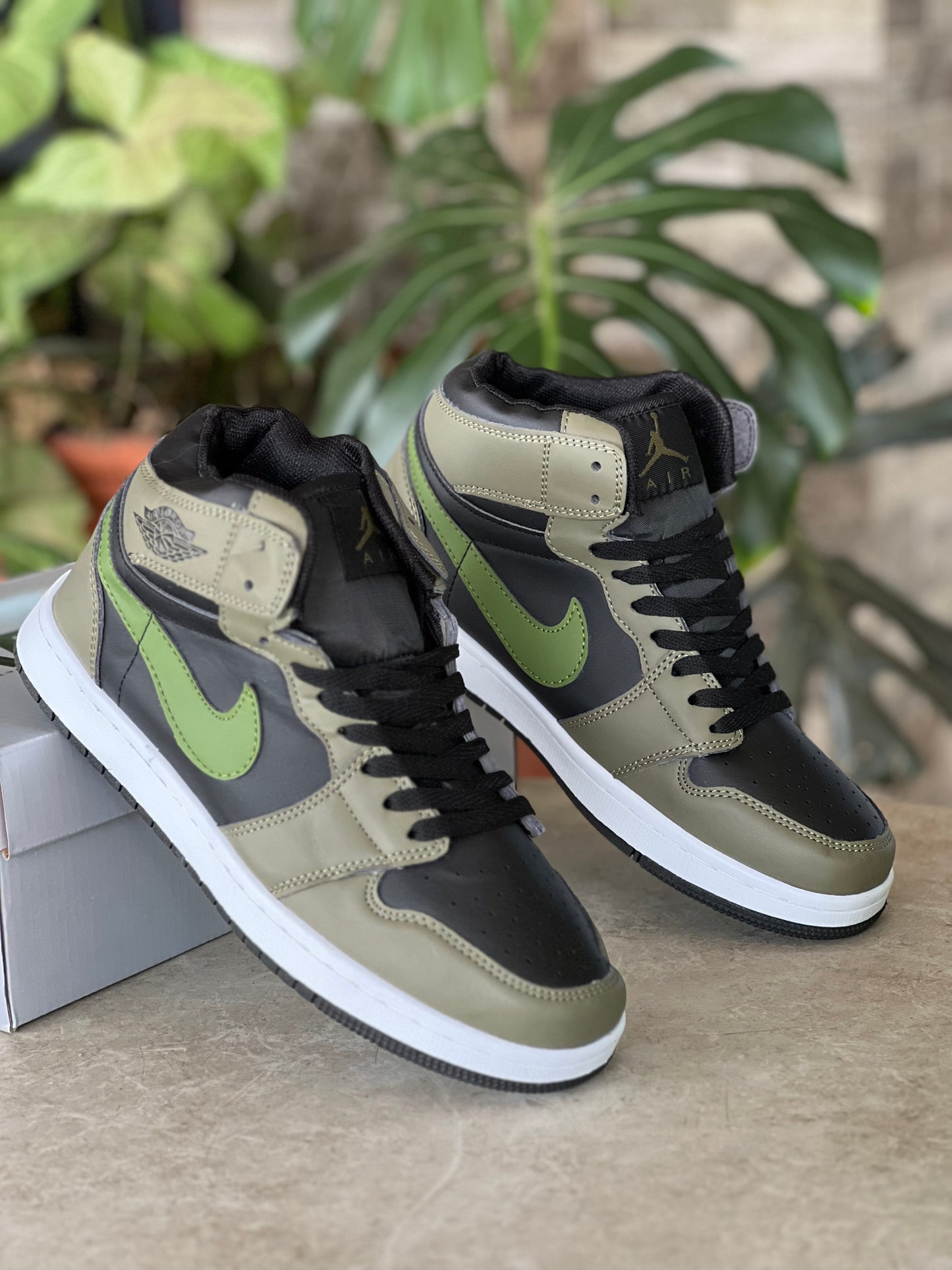 Nike Air Jordan 1 Sneakers - Black/Green