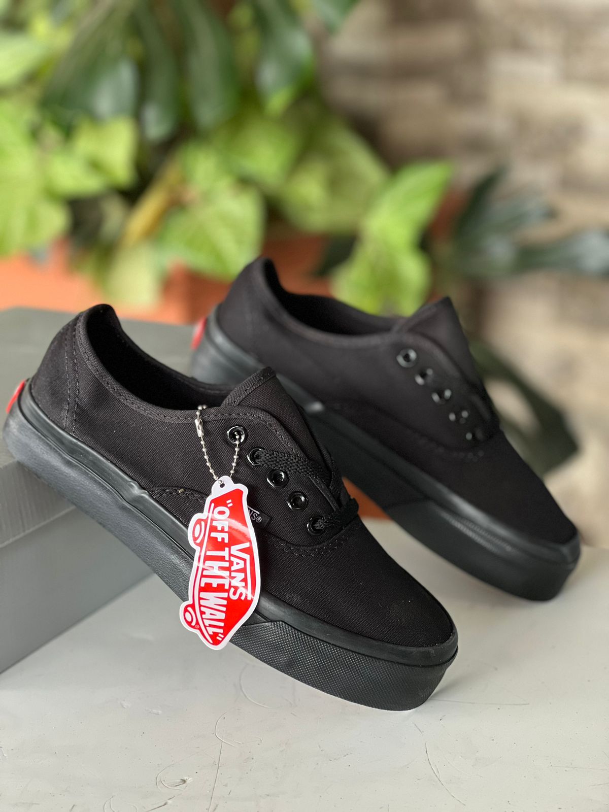 Off the Wall Vans Sneakers - Black