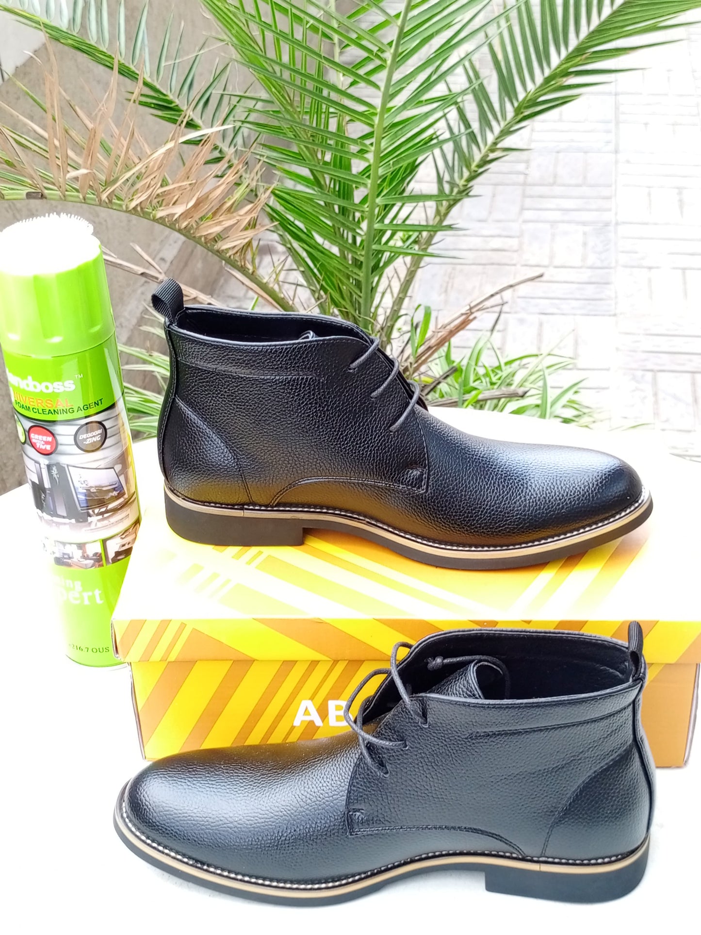 Men's Classic Leather Chukka Boots